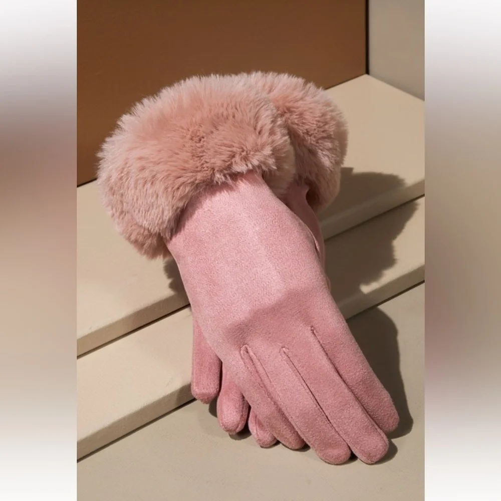Elegant Pink Fur-Trimmed Gloves